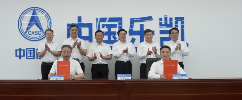 中國樂(lè )凱與宿遷市簽訂合作協(xié)議 侯景濱、李東會(huì )見(jiàn)宿遷市委書(shū)記陳忠偉并共同見(jiàn)證簽約
