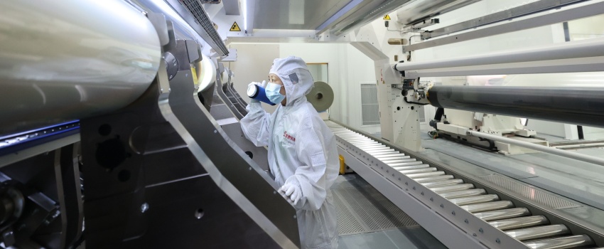 技術(shù)攻堅(jiān)結(jié)碩果！合肥樂凱成功下線超寬幅超薄高端光學(xué)聚酯薄膜